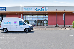 enseigne bastide le confort médical le-mans camion livraison diagnostic à domicile gratuit parking client